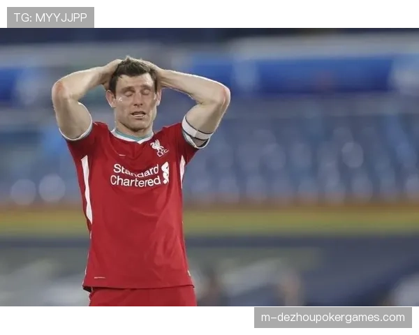 终场哨响，39岁老将米尔纳与每一位狼队球员拥抱致意