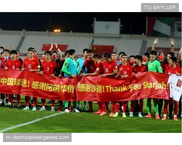 暖心一幕，双方球员暂停比赛，合力将闯入球场的小狗护送出场