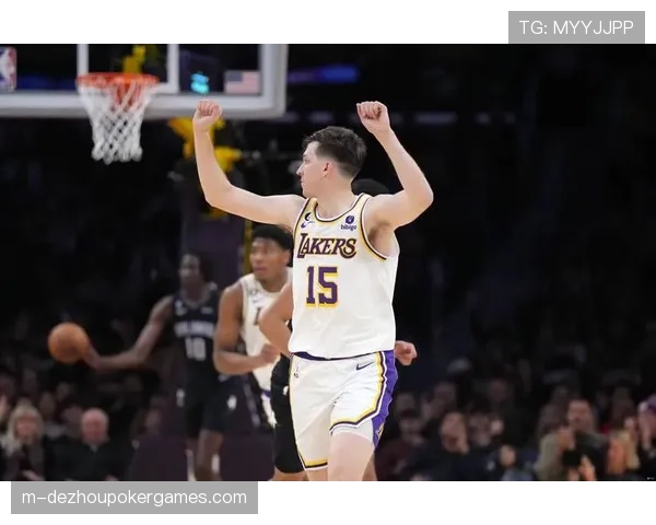 里夫斯受伤倒地掩面痛苦,湖人医疗团队紧急入场检查